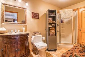 Vannas istaba naktsmītnē Pine Ridge, Log Home with Lake View and Backyard