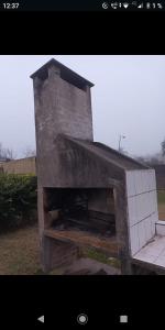 un forno di mattoni in un campo con di La casita de Ana y Eto a Villa Elisa