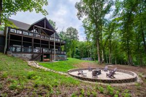 una casa con un patio circular delante de ella en Tranquility Paradise River View Hot Tub en Sevierville