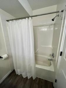 Koupelna v ubytování Nakiska, 2 Bed 1 Bath with Mtn Views + 22 fotografií