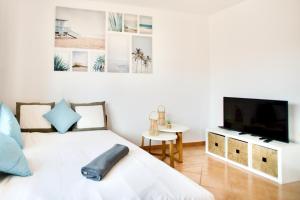 1 dormitorio con 2 camas y TV de pantalla plana en Casa Ema - Origomare - Lajares - Majanicho en Lajares