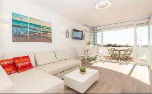 Zdjęcie z galerii obiektu Renovated Modern Elegant Studio with Sea View w Marbelli