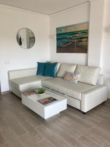 Zdjęcie z galerii obiektu Renovated Modern Elegant Studio with Sea View w Marbelli