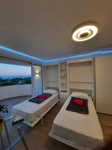 Zdjęcie z galerii obiektu Renovated Modern Elegant Studio with Sea View w Marbelli