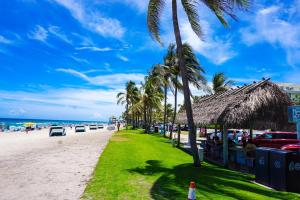 una spiaggia con palme e l'oceano di Paradise Awaits! Beach, King Bed, Private Yard & Workspace a Deerfield Beach