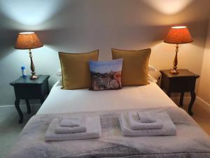 um quarto com uma cama com duas toalhas em Margie's Place em Swellendam