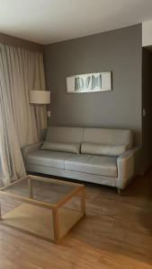 a living room with a couch and a coffee table at Apartamento no condomínio do Brasil 21 Suites in Brasilia