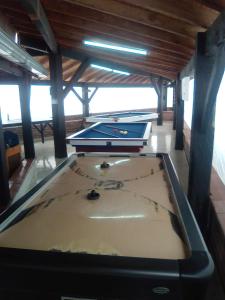 - une table de ping-pong dans une pièce avec un billard dans l'établissement Finca Hotel La Marina, à Quimbaya