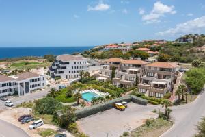 - une vue aérienne sur un complexe avec un parking dans l'établissement Blue Bay - Apartment Greenview, à Dorp Sint Michiel