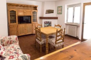 a dining room with a wooden table and chairs at N255 - Numana, trilocale con aria condizionata in Marcelli