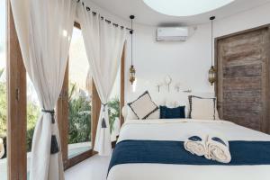 Ένα ή περισσότερα κρεβάτια σε δωμάτιο στο Makaii Tiny Villas with private pools