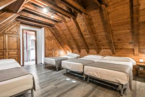 Llit o llits en una habitació de Hotel SNÖ Mont Romies