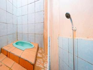 Kamar mandi di SPOT ON 91367 Rumah Bundo Syariah