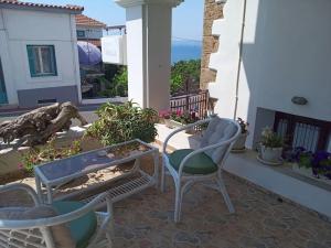 a patio with two chairs and a table on a porch at studio SUCCÈS in Pylos