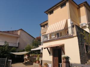 un edificio con un balcón en el lateral. en La Vecchia Taverna B&B, en Prignano Cilento