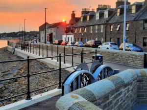 Foto da galeria de The Colours Riverside apartment with garden em Broughty Ferry