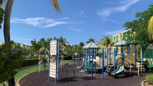 Un parque infantil en un complejo turístico con un tobogán en AQUATIKA BEACH APT 1ST FL, en Loiza