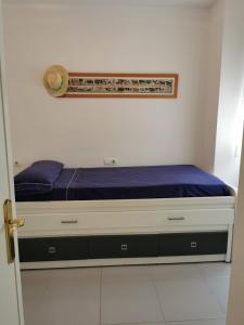 a bedroom with a bed with a blue mattress at Apartamento primera linea junto al puerto in Denia