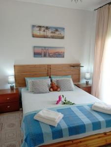 ネア・ムダニアにあるрайский уголокのベッドルーム1室(大型ベッド1台、青い毛布付)