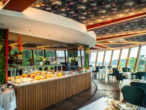 a restaurant with a buffet line with tables and chairs at Hotel e Restaurante GIRATÓRIO RF Vision - A melhor vista 360 de Gramado in Gramado