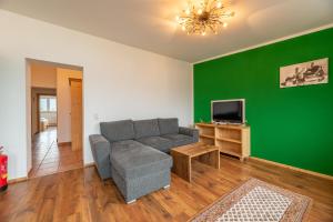 Televízia a/alebo spoločenská miestnosť v ubytovaní Anblick Appartement with lake view