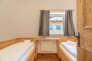 ツェル・アム・ゼーにあるAnblick Appartement with lake viewのベッド2台と窓が備わる客室です。