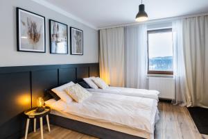 Ein Bett oder Betten in einem Zimmer der Unterkunft Przystanek Babia Apartamenty