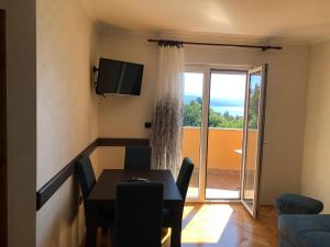 TV a/nebo společenská místnost v ubytování APARTMENT NELLY OPATIJA