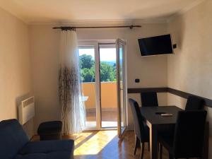 TV a/nebo společenská místnost v ubytování APARTMENT NELLY OPATIJA