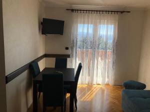 TV a/nebo společenská místnost v ubytování APARTMENT NELLY OPATIJA