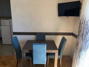 TV a/nebo společenská místnost v ubytování APARTMENT NELLY OPATIJA