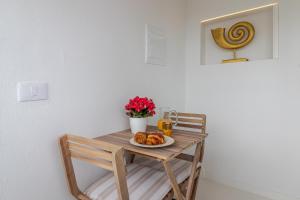 einem Holztisch mit einem Teller Croissants darauf in der Unterkunft Santa Brigida Window Suite in Santa Brígida