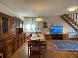 TV a/nebo společenská místnost v ubytování Residenza Riva Wellness Apartment Spa