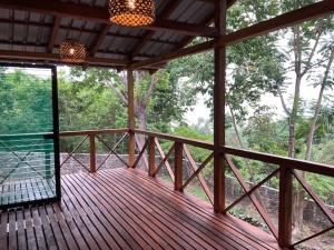 姆卡布里山林小屋的阳台或露台