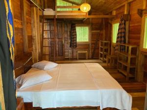 姆卡布里山林小屋客房内的一张或多张床位