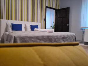 Łóżko lub łóżka w pokoju w obiekcie Pe-Ki Apartman Pétfürdő
