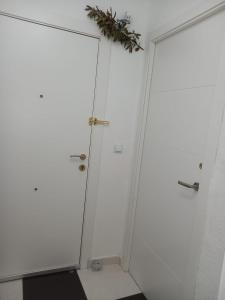 a white bathroom with a door and a shower at Estudio sin cocina en Benidorm in Benidorm