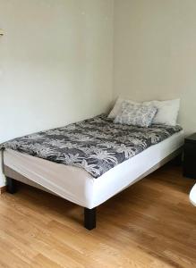 - un lit dans un dortoir avec matelas dans l'établissement Pretty flat with bathtub near nature in Ryd center, à Linköping