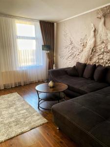 uma sala de estar com um sofá e uma mesa em Cozy Apartment Bernburg 1 em Roschwitz