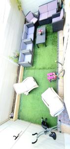 an overhead view of a room with tables and chairs at MAISON APPARTEMENT TOUT CONFORT À 10mn des plages in Montpellier