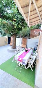 a table and chairs on a patio with a swing at MAISON APPARTEMENT TOUT CONFORT À 10mn des plages in Montpellier