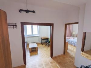 een kamer met een bed en een spiegel bij Comfortable and quiet flat in Central Warsaw in Warschau