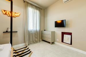 Telewizja i/lub zestaw kina domowego w obiekcie VIVILO ROMA TREVI - LUXURY EXPERIENCE - PRIVATE JACUZZI on TERRACE - INSANE VIEW