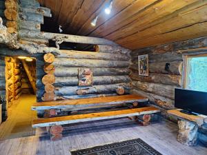 a room with a bench in a log cabin at Villa Suopursu in Karesuvanto