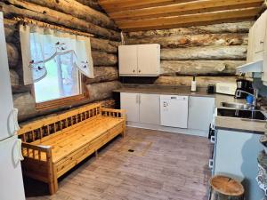 eine Küche mit einer Holzbank in einem Zimmer in der Unterkunft Villa Suopursu in Karesuvanto
