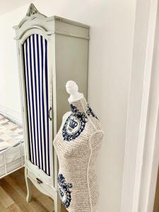 a statue of an accordion next to a radiator at Kuckuckswinkel- Ferienwohnung Lilian in Schöna