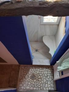 an overhead view of a shower in a room at ArtHome0A in Panormos