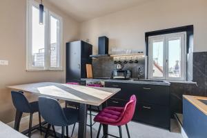 Kuchnia lub aneks kuchenny w obiekcie VIVILO ROMA TREVI - LUXURY EXPERIENCE - PRIVATE JACUZZI on TERRACE - INSANE VIEW
