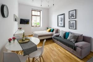 Posedenie v ubytovaní Discover Krakow Apartments - 5 Borowickiej St - Studio next to Opera and Unity Centre