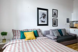 Posteľ alebo postele v izbe v ubytovaní Discover Krakow Apartments - 5 Borowickiej St - Studio next to Opera and Unity Centre + 29 fotografií